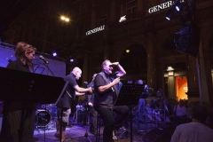 Mingardi-guarda-la-folla